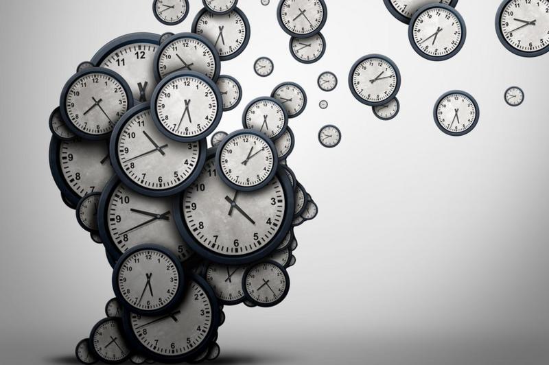 cabeza con relojes