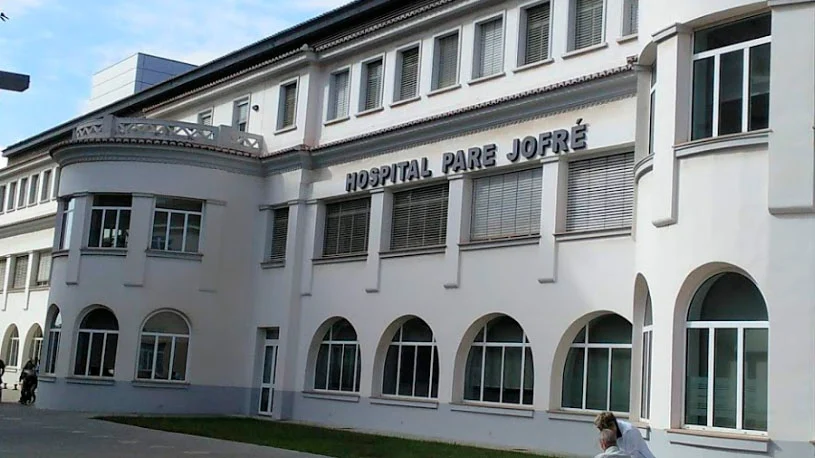 edificio blanco con letras que indican que es el hospital padre Jofre