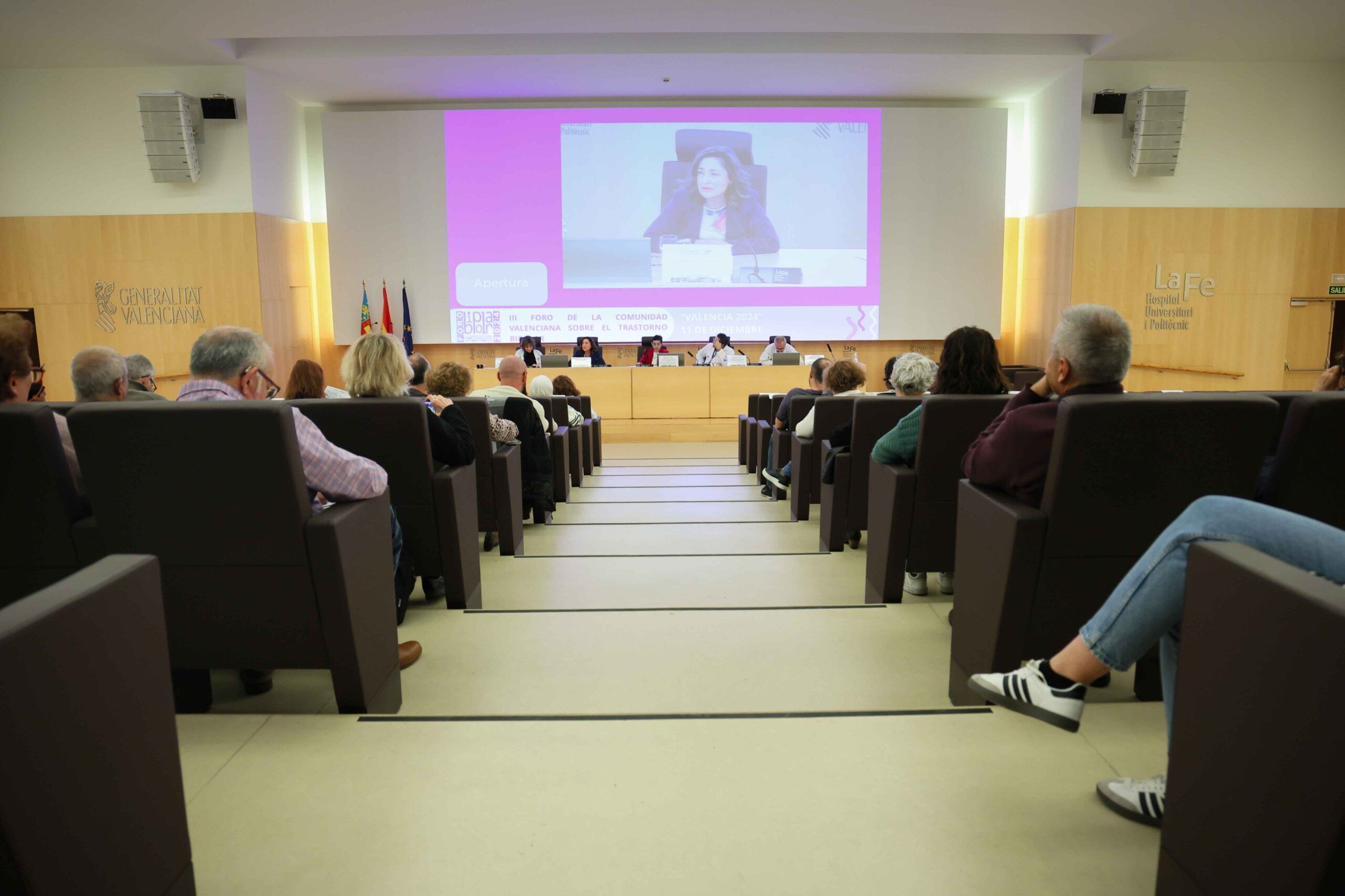 personas en una sala de actos