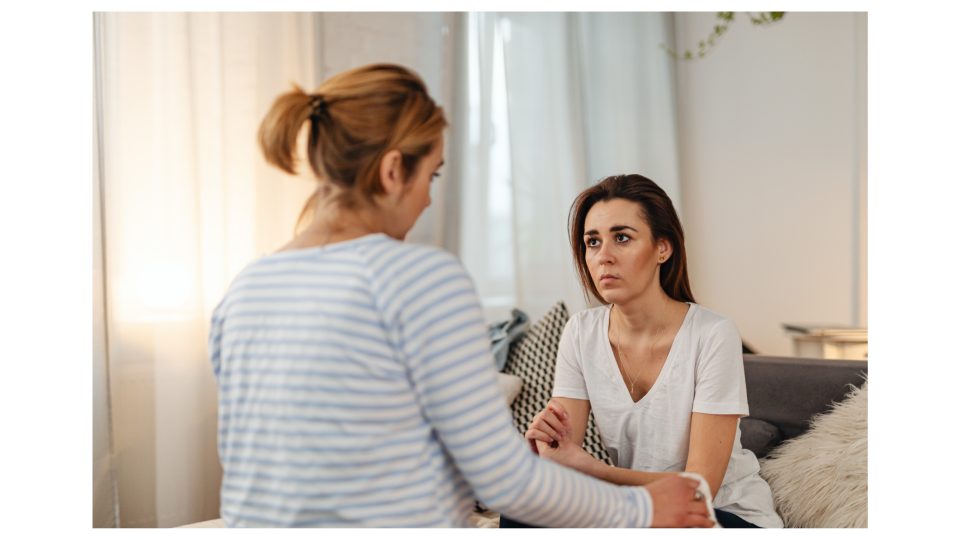 dos mujeres hablando una frrente a otra